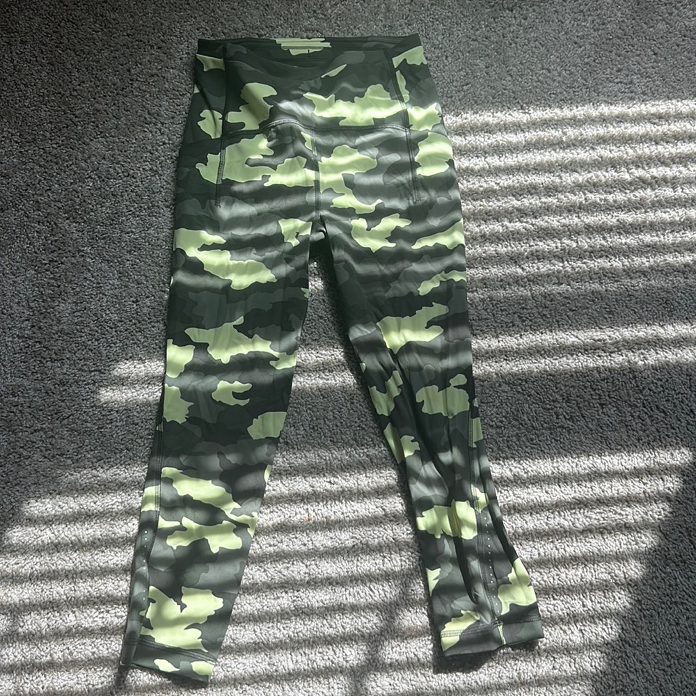 Lululemon wonder under camo leggings full length